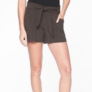 Athleta Skyline Short Arbor Olive Size 8